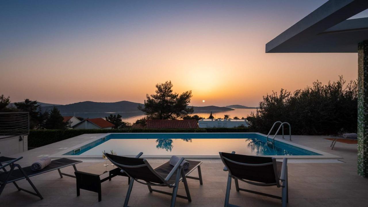 Villa Tela With Pool Zaboric Exterior photo
